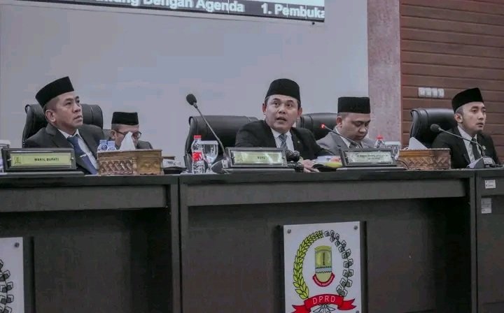 Hadiri Rapat Paripurna DPRD, Bupati Karawang Tekankan Pembangunan Cepat, Tepat, dan Terintegrasi