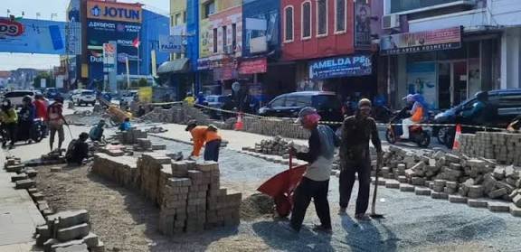 Paving Block Jalan Tuparev Bergelombang, Bupati Karawang Pastikan Segera Diperbaiki