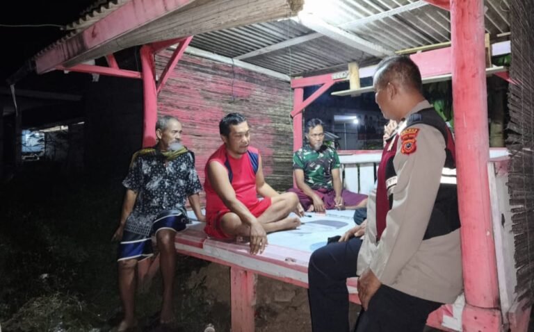 Bhabinkamtibmas Polsek Tegalwaru Sapa Warga di Poskamling Cintalanggeng Edukasi Waspada Kamtibmas