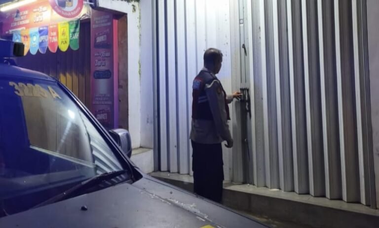 Cegah Maling, Pertokoan di Desa Cintalaksana Diperiksa oleh Personil Polsek Tegalwaru Saat Patroli Malam