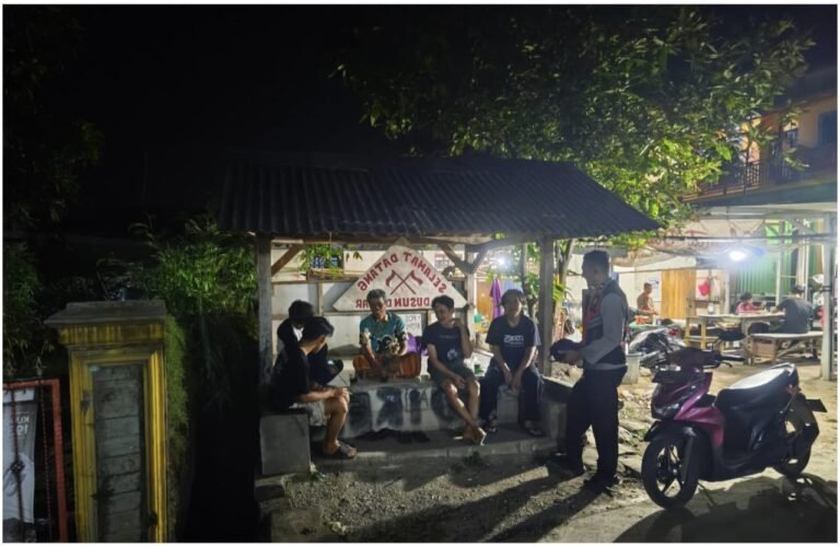 Bhabinkamtibmas Polsek Tegalwaru Sapa Warga di Poskamling Kirewok Ajak Jaga Kamtibmas Malam Takbiran