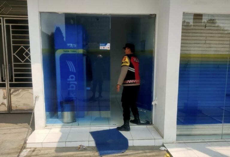 Personil Polsek Tegalwaru Giat Patroli Siang dan Monitoring Objek Vital Bank BJB di Loji