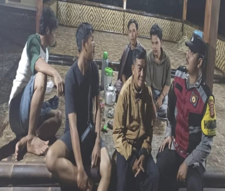 Bhabinkamtibmas Polsek Tegalwaru Ngawangkong Santai di Poskamling Desa Cintalanggeng