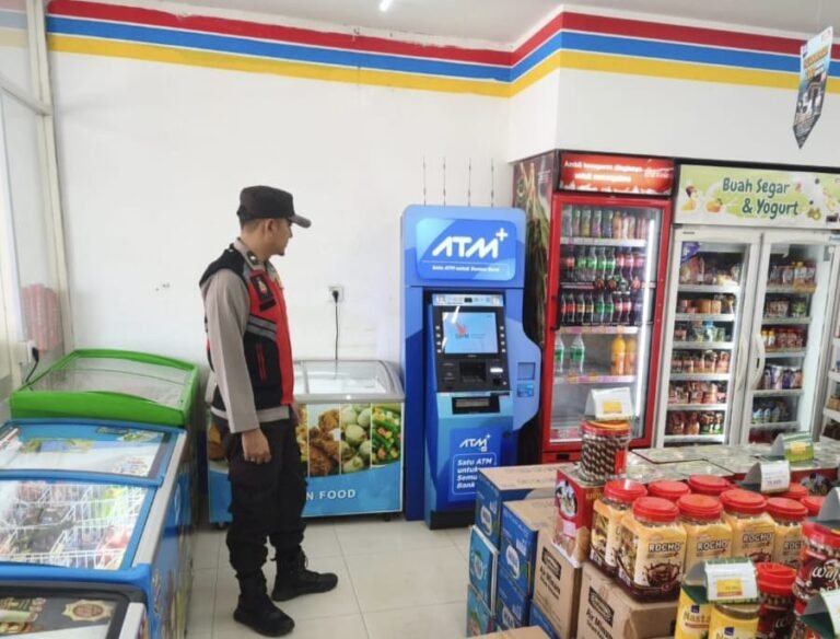 Personil Polsek Tegalwaru Patroli Siang Monitor Sarana Perbankan di Minimarket Loji Pastikan Aman