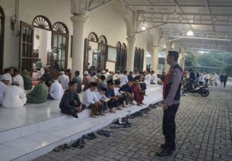 Personil Polsek Tegalwaru Giat PAM Sholat Idulfitri 1447 Hijriah