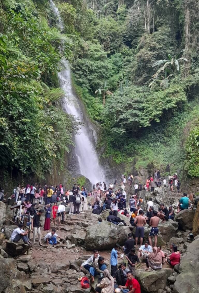 Objek Wisata Curug Cigeuntis Jadi Primadona Kunjungan Wisatawan Libur Lebaran 2026