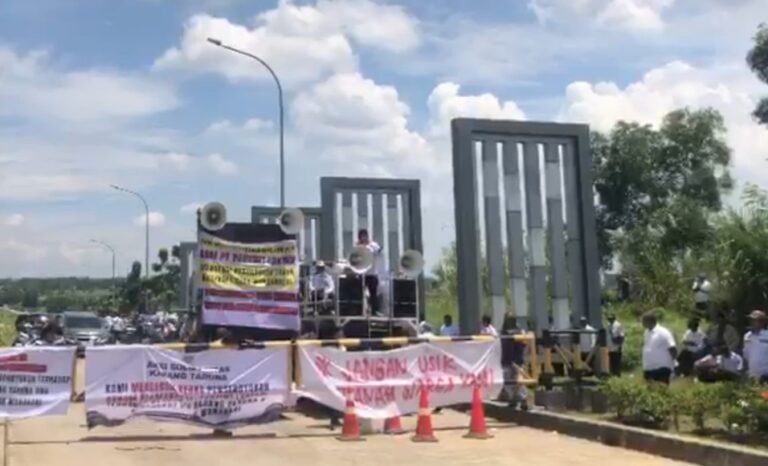 Ratusan Aparatur Desa Kepung PT Pertiwi Lestari, Desak Keadilan atas Dugaan Kekerasan Oknum Security