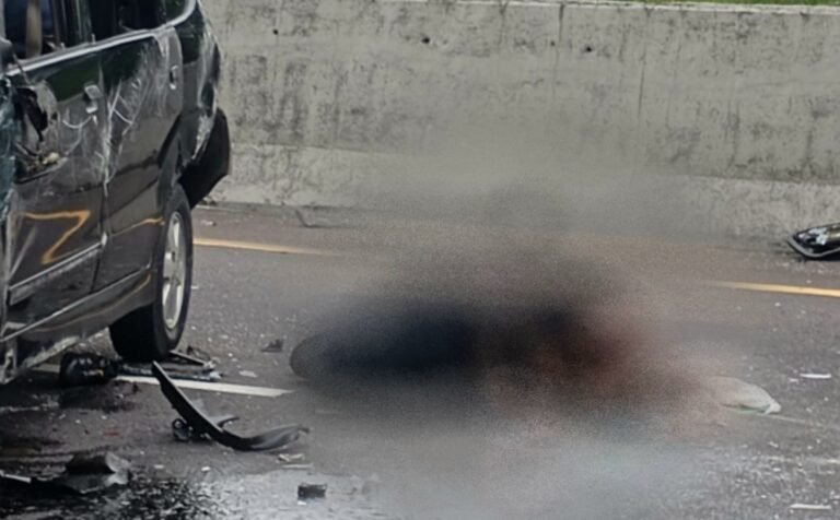 Mobil Koperasi Pemda Karawang Terbalik di Tol Cipularang, Tidak Ada Korban Jiwa