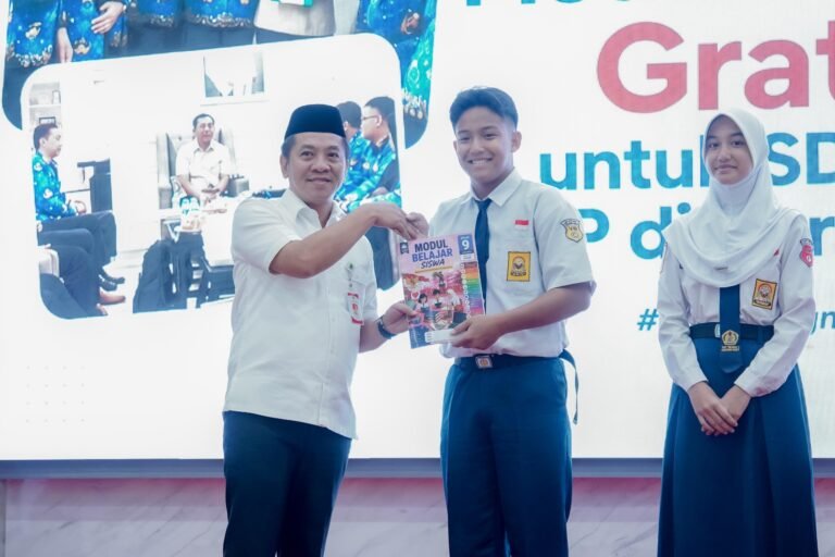 Bupati Karawang Luncurkan Program Modul Belajar Siswa Gratis untuk SD dan SMP Negeri